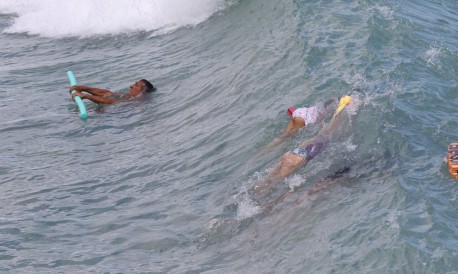Movimentação intensa de banhistas neste domingo na Praia de Iracema
