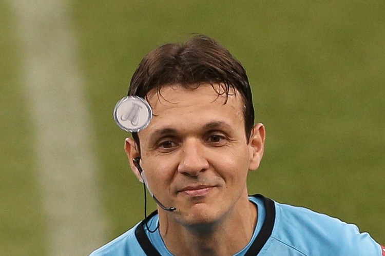 Árbitro Caio Max Augusto Vieira em jogo do Campeonato Brasileiro 2020