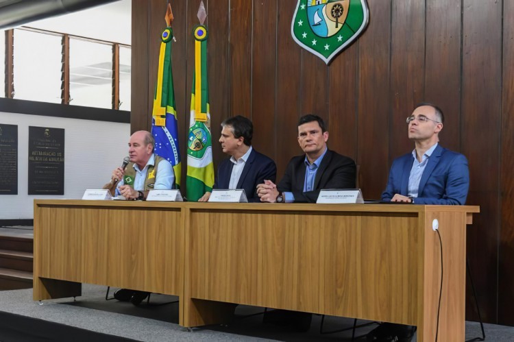  Sergio Moro, ainda como ministro da Justiça e Segurança Pública, com Fernando Azevedo, Camilo Santana e André Mendonça, em Fortaleza, durante o motim