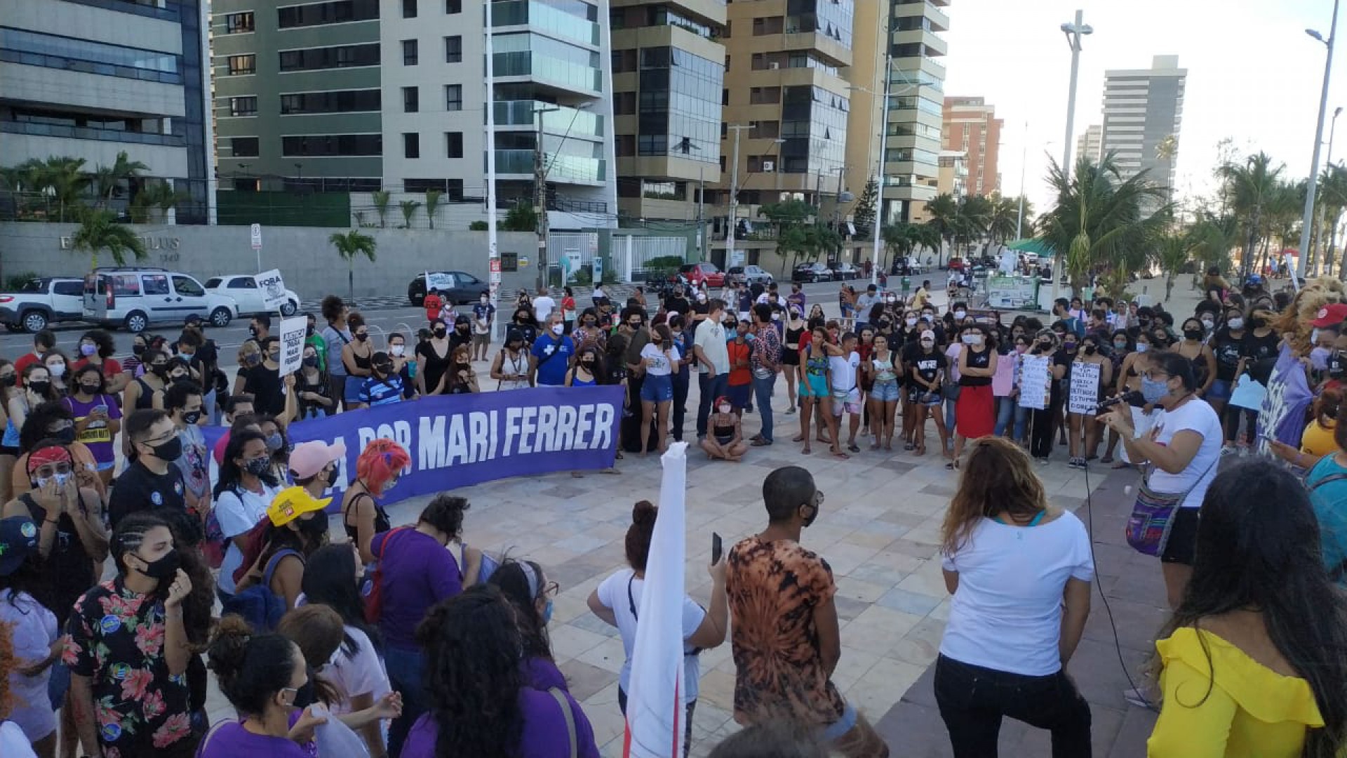 Manifestação na Praia de Iracema pede justiça para Mari Ferrer, influencer vítima de estupro(Foto: MARÍLIA FREITAS/ESPECIAL PARA O POVO)