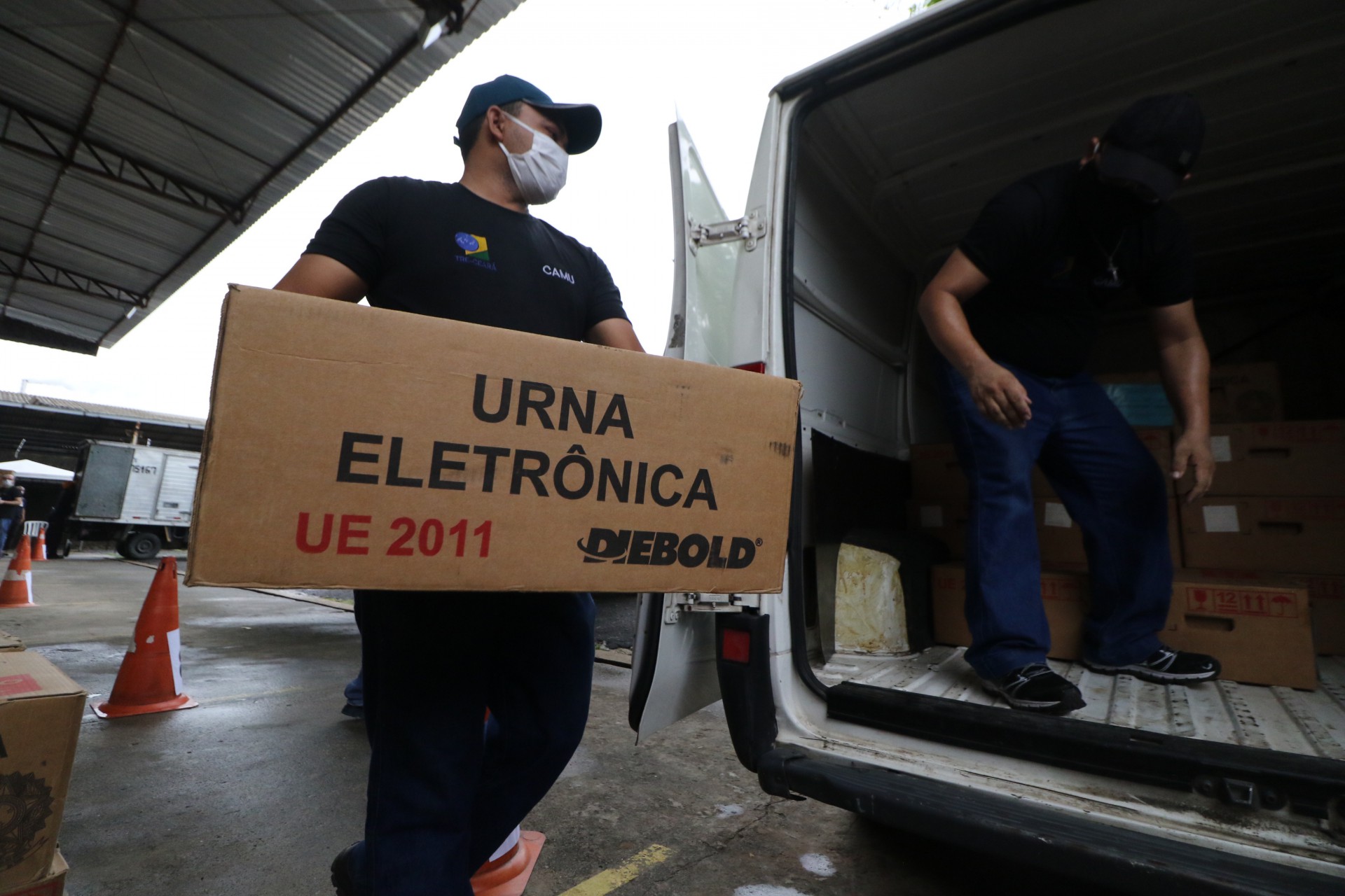FORTALEZA, CE, BRASIL, 11.11.2020: TRE começa a distribuição das urnas eletronicas para o primeiro turno das eleições municipais.  (Fotos: Fabio Lima/O POVO) (Foto: FÁBIO LIMA/O POVO)