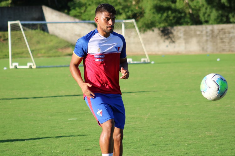 Volante Ronald em treino do Fortaleza 