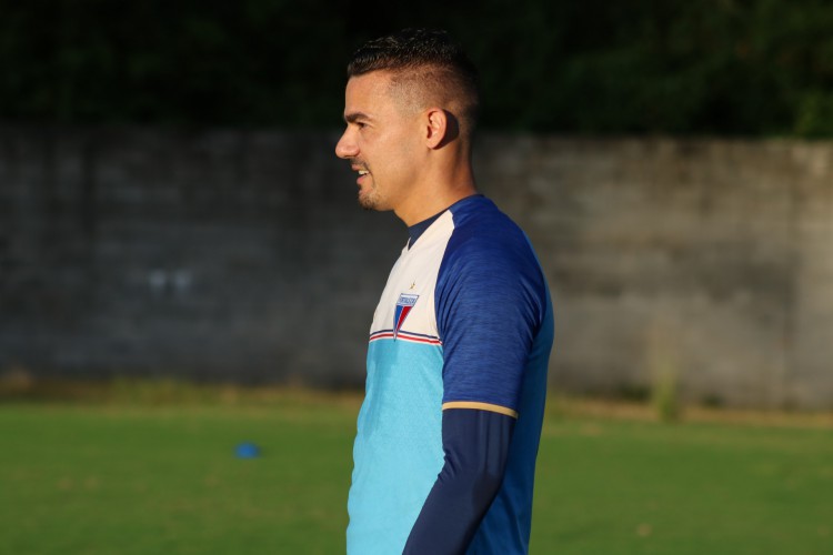 Goleiro Felipe Alves em treino do Fortaleza no estádio Barradão, em Salvador