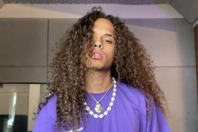 Acompanhe a agenda de transmissões ao vivo online - live - de artistas nacionais e internacionais para hoje, sexta-feira, 13 de novembro (13/11); Vitão faz participação especial na live da cantora Carol Biazin esta noite