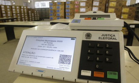 Rio de Janeiro - Distribuição das urnas eletrônicas do TRE para os locais de votação nas eleições municipais de 2020, no pólo eleitoral Jardim Botânico. (Fernando Frazão/Agência Brasil) 