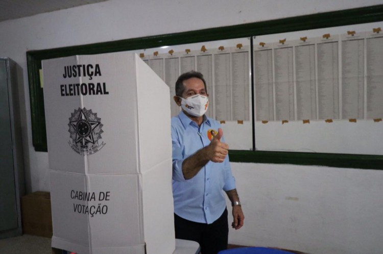Heitor Férrer, candidato a Prefeitura de Fortaleza, votou na manhã deste domingo 