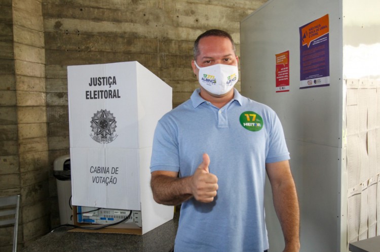 Heitor Freire vota em colégio na Avenida Dom Luís.