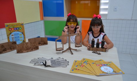 Lara e Marcela, alunas do 1º ano ensino fundamental do Colégio Antares, aprendem brincando com as aulas Maker 