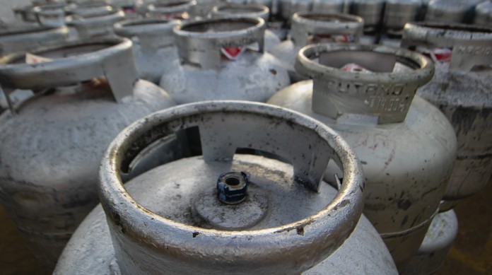 Vale gás federal de agosto pagará o equivalente a um botijão de gás de cozinha cheio 