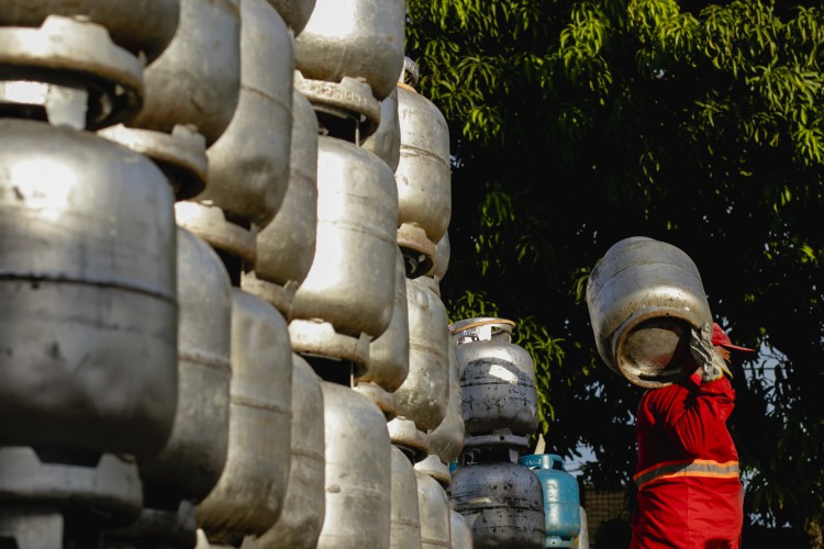 Aux&iacute;lio &eacute; bimestral e vai beneficiar mais de 5,62 milh&otilde;es de pessoas com parcela de R$ 109