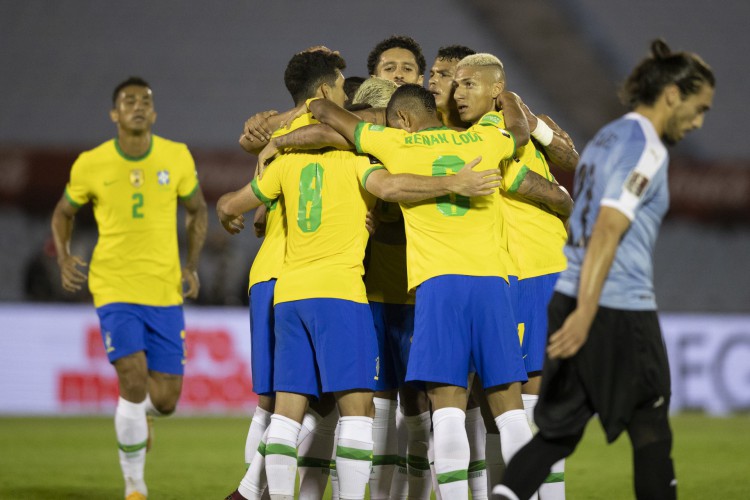 Jogadores da seleção brasileira comemoram gol no jogo Uruguai x Brasil, no estádio Centenário, pelas Eliminatórias da Copa do Mundo