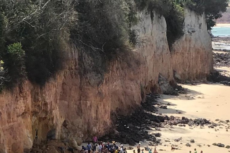 Falésia desabou sobre pessoas que estavam na praia nesta terça-feira, 17.
