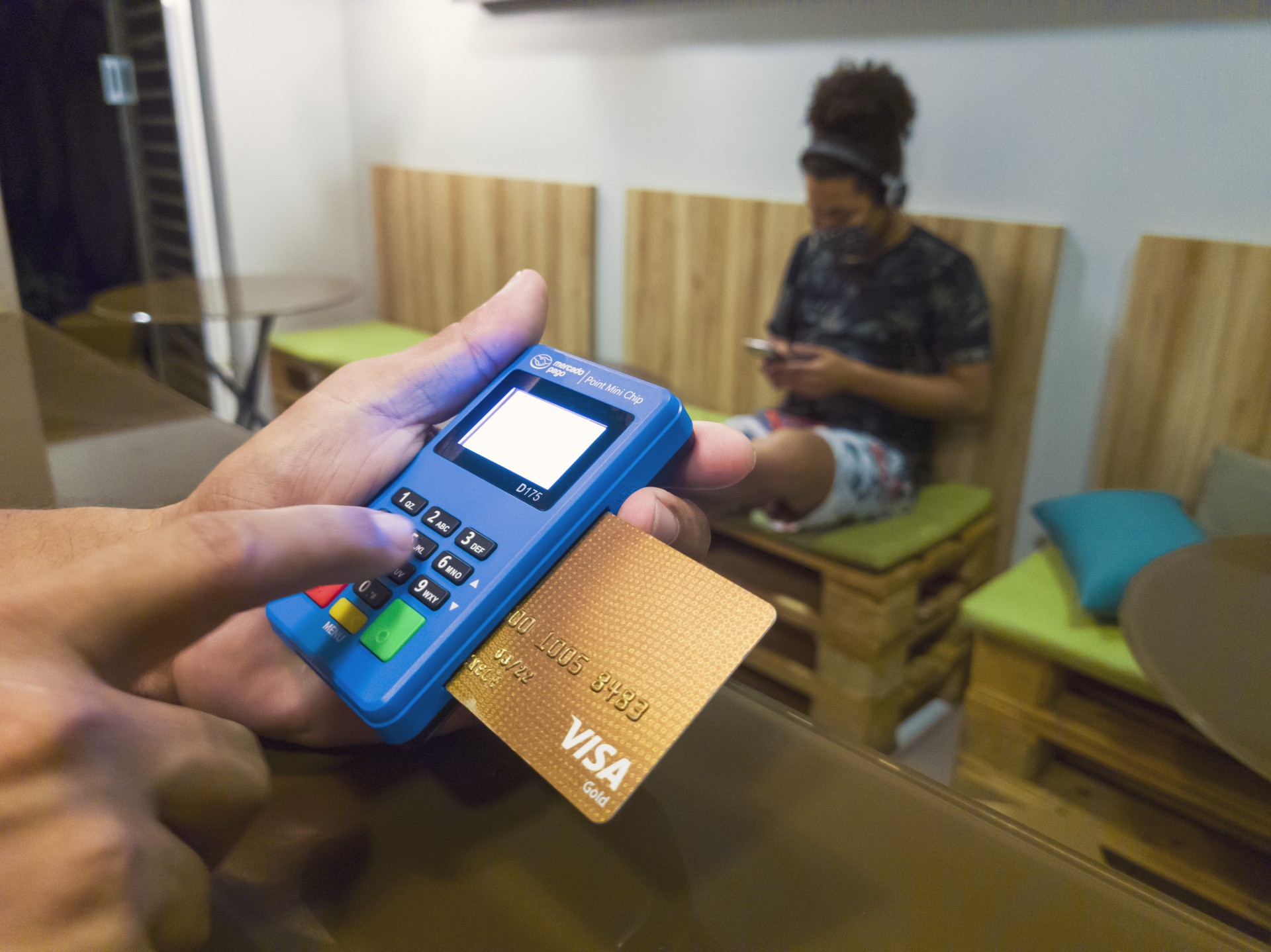 ￼Uso de cartão de crédito é contabilizado pelo Banco Central no saldo de operações (Foto: FCO FONTENELE)