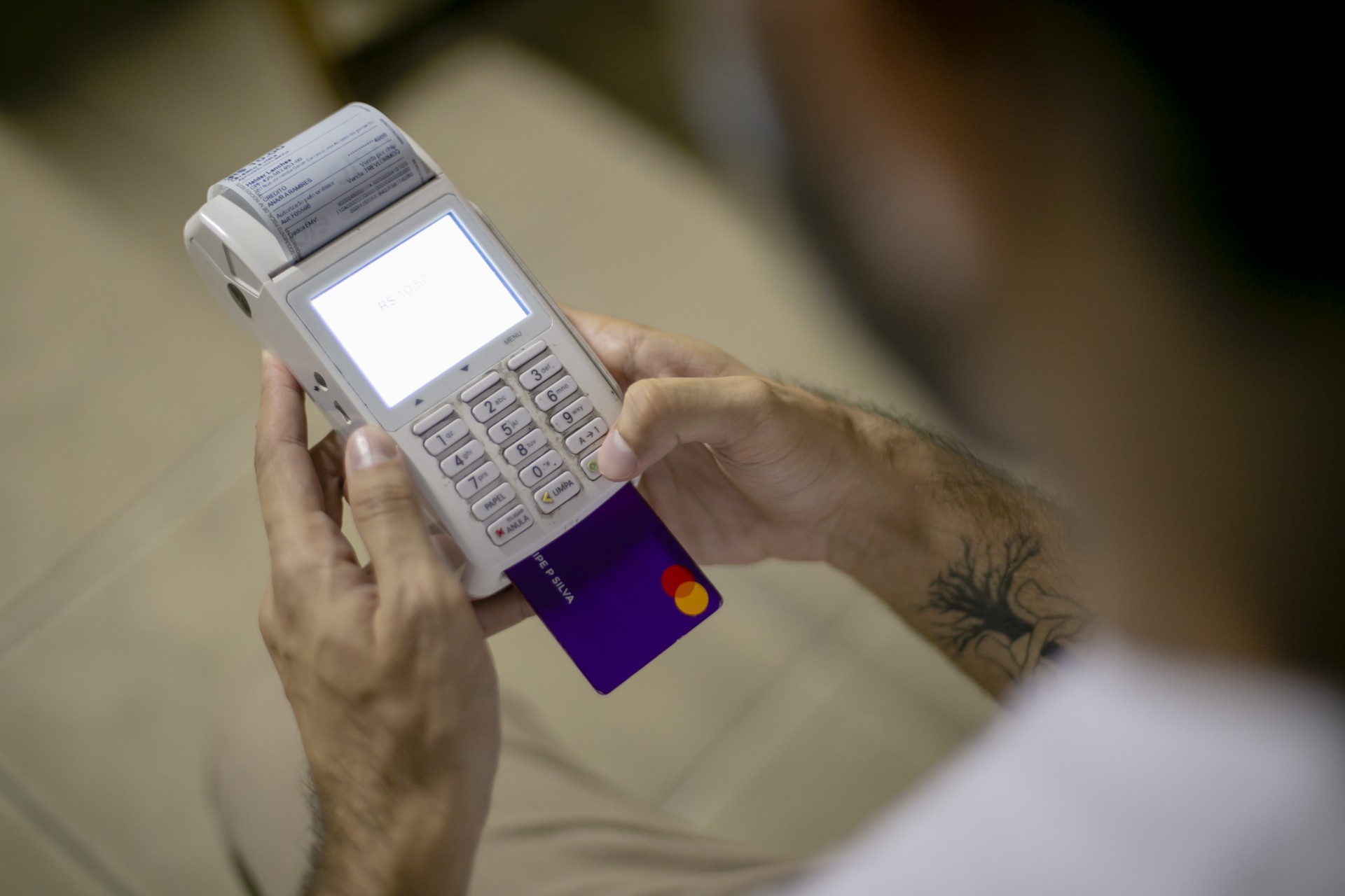 ￼OS JUROS mais caros seguem sendo os do cartão de crédito que chegam a 13,68% ao mês e 365,81% ao ano (Foto: Aurelio Alves/O POVO).)
