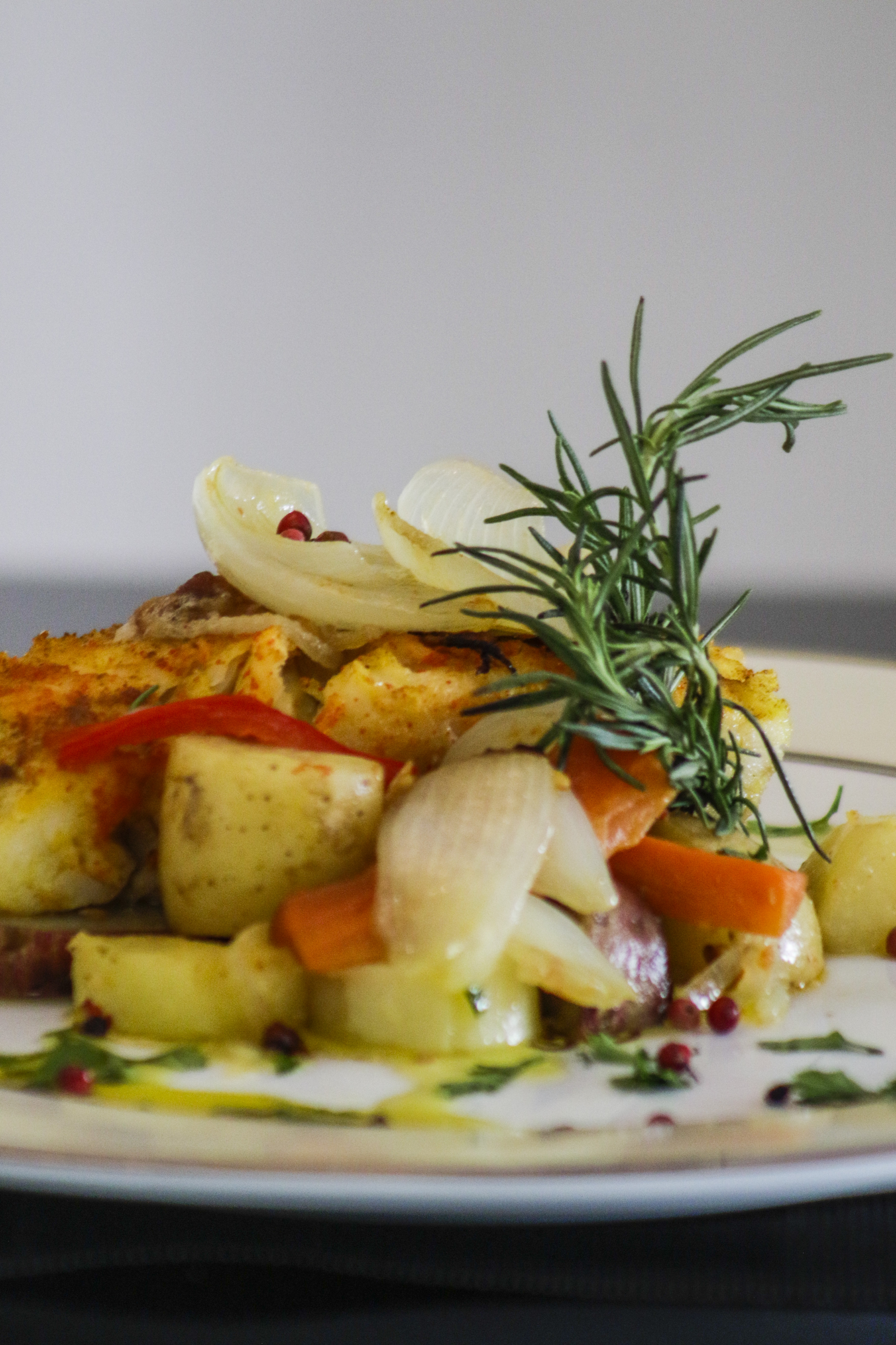 Bacalhau posta alta preparado no forno com legumes confitados (Foto: fotos Thais Mesquita)
