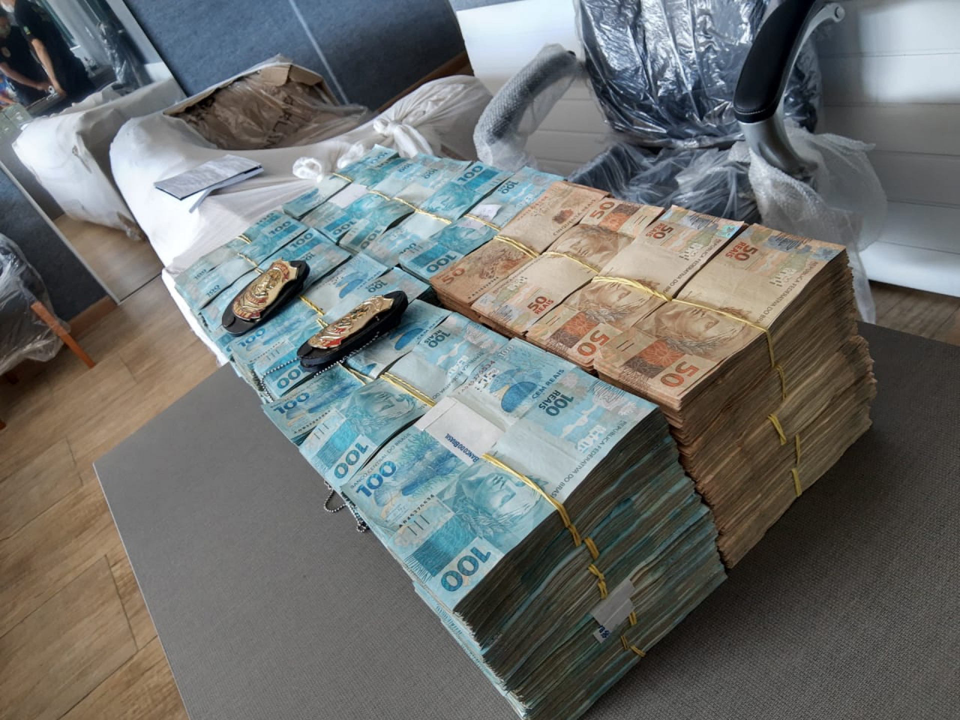 Operação apreendeu R$ 1.988.635,00 em dinheiro em empresa no Bairro de Fátima (Foto: DIVULGAÇÃO/POLÍCIA FEDERAL)