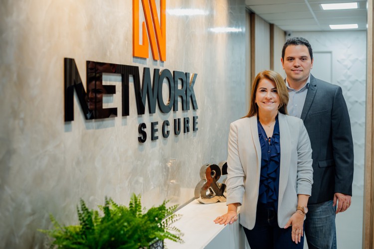 Andrea Cirino, diretora executiva, e Yure Sabino, diretor comercial da Network Secure