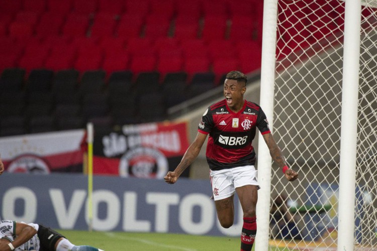 Flamengo derrota Coritiba e dorme na liderança do Brasileiro
