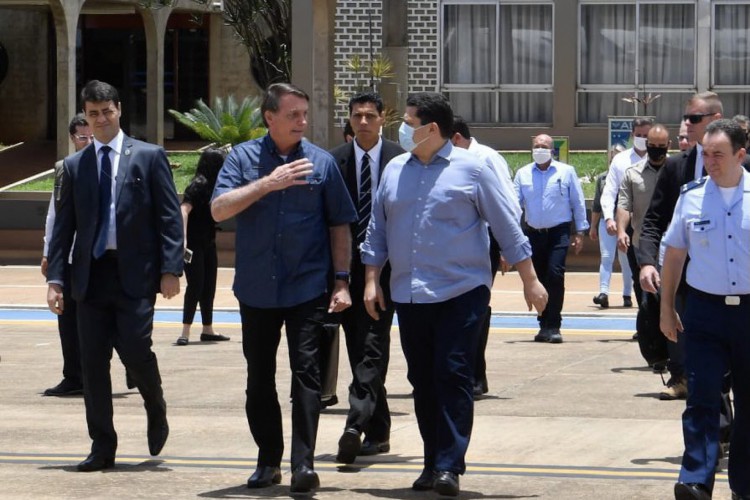 Em 2020, o presidente Jair Bolsonaro (sem partido) visitou o Amap&aacute; com o presidente do Senado, Davi Alcomumbre para verificar o apag&atilde;o que atingiu o estado.
