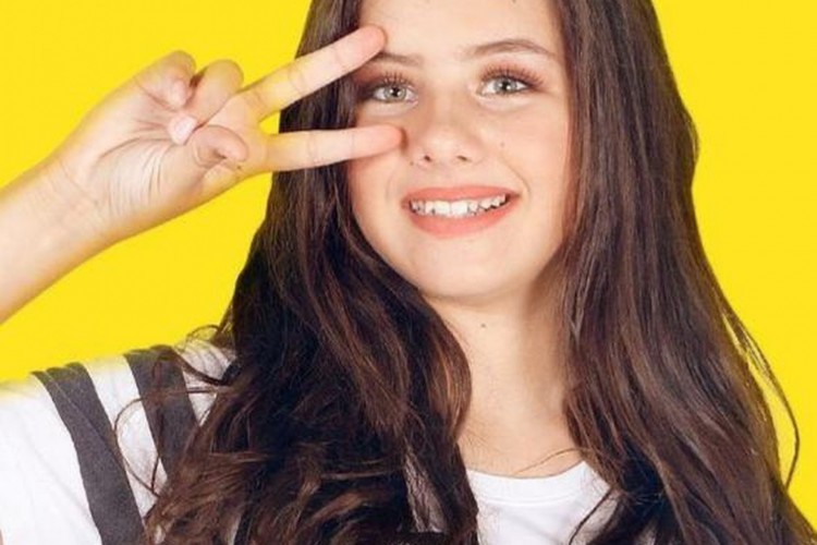 A mãe de Emily relata que a filha já trabalhava em campanhas como modelo mirim e também chegou a participar de uma novela infantil. 