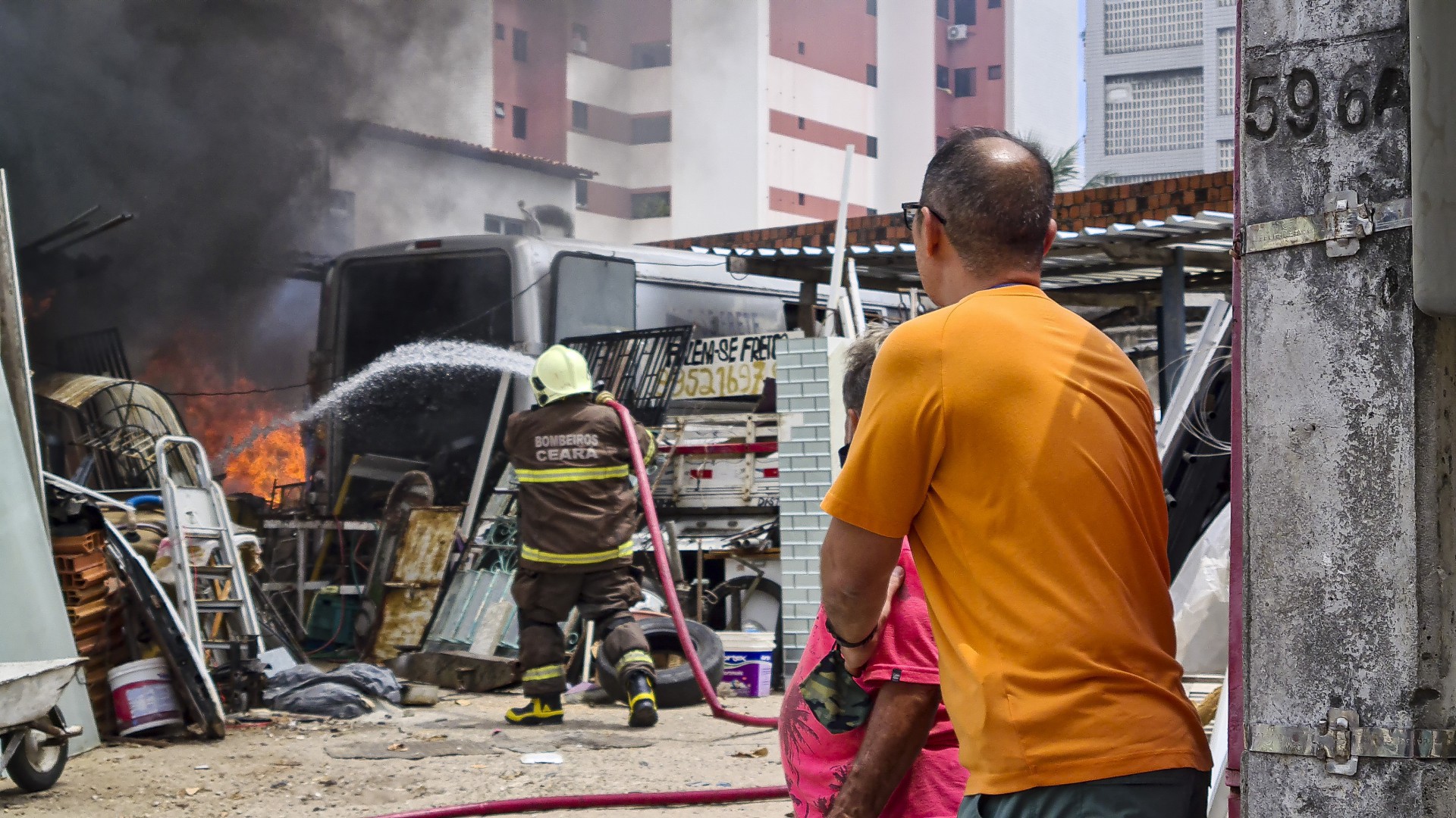 FORTALEZA, CE, BRASIL, 22.11.2020:  Corpo de Bombeiros controlam incêndio em uma oficina mecânica e sucata na rua José Vilar no Bairro Aldeota   (Fco Fontenele/O POVO) (Foto: Fco Fontenele)