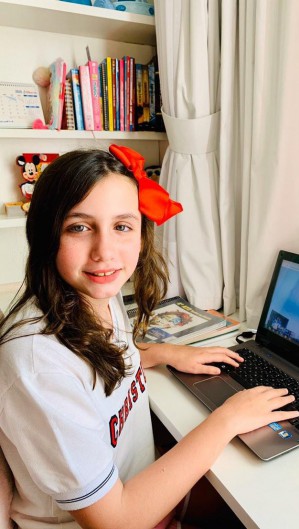 Alunos contam que a opção por assistir as aulas de casa funciona muito bem