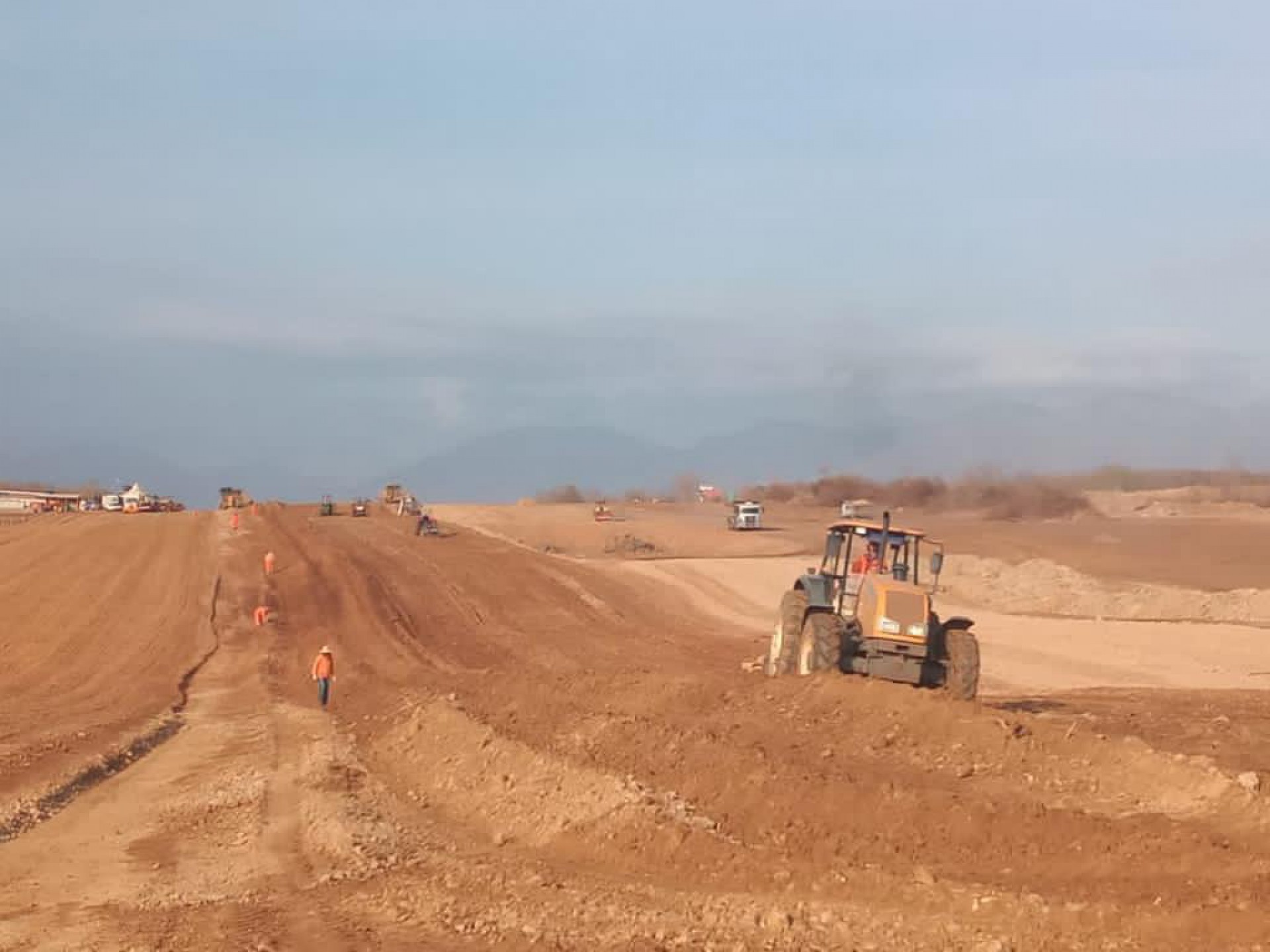 ￼NO MOMENTO, estão sendo realizados serviços de terraplenagem na área onde ficará o aeroporto, que possui 143 hectares (Foto: Divulgação/Seinfra)