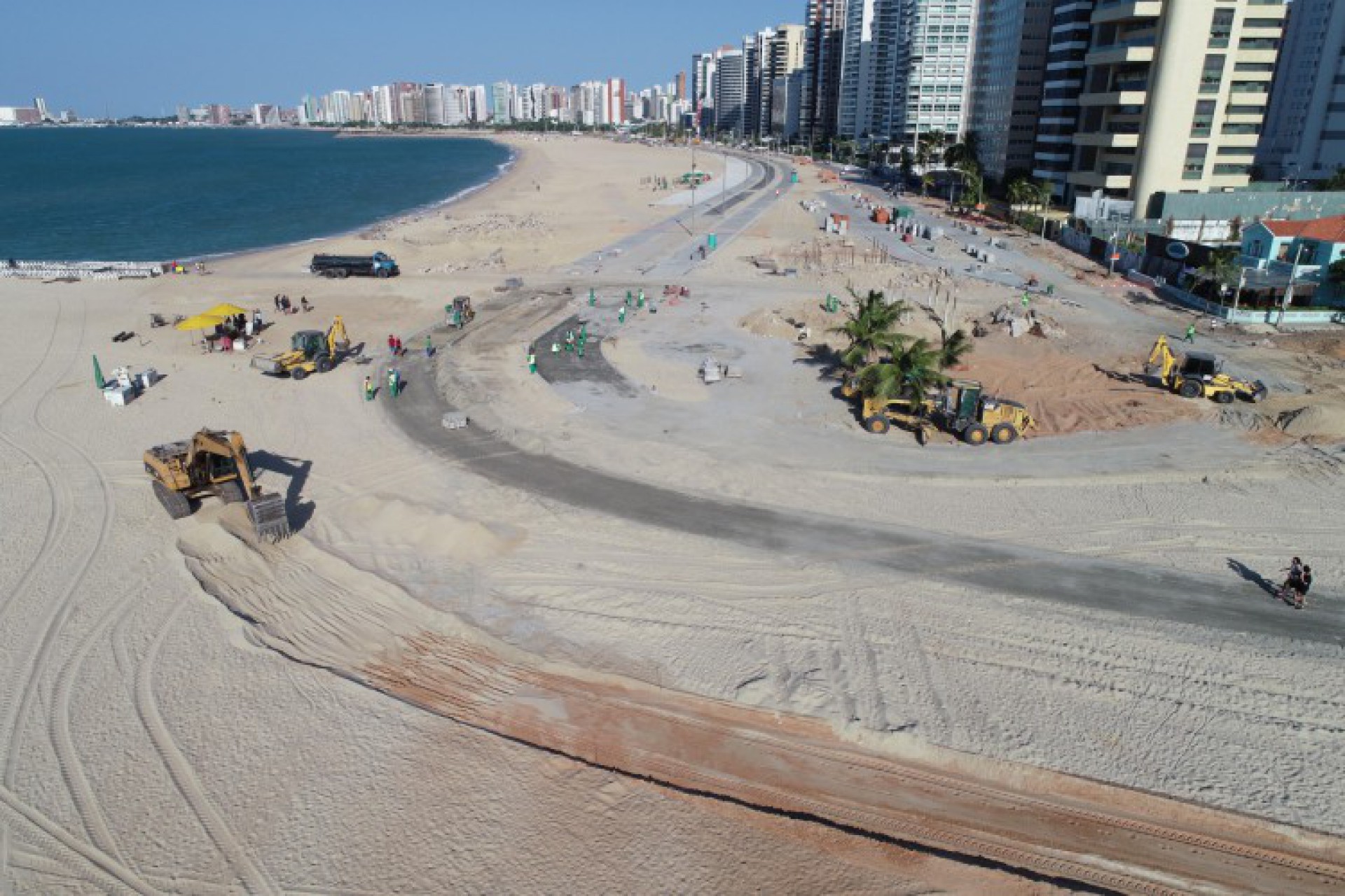 As empresas vão administrar os quiosques no calçadão da avenida Beira-Mar por dois anos (Foto: Divulgação/Prefeitura de Fortaleza)