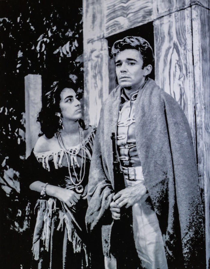 Jane Azeredo aparece com Emiliano Queiroz como seu par romantico na novela Cigana Carmem. A foto é do acervo pessoal da atriz (Foto: Barbara Moira / O POVO)(Foto: BARBARA MOIRA)