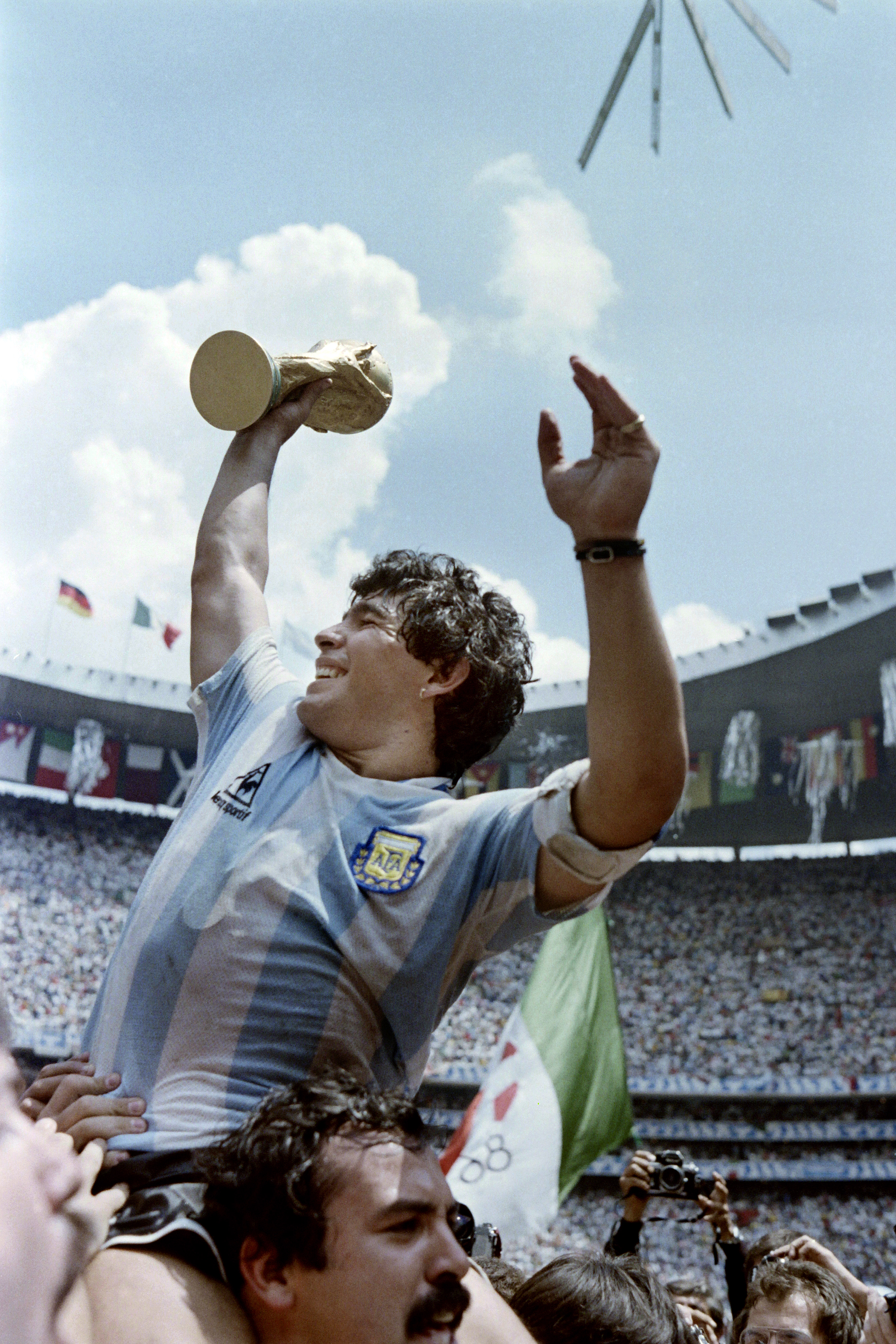 O craque argentino foi, para muitos, o maior de todos (Foto: AFP)