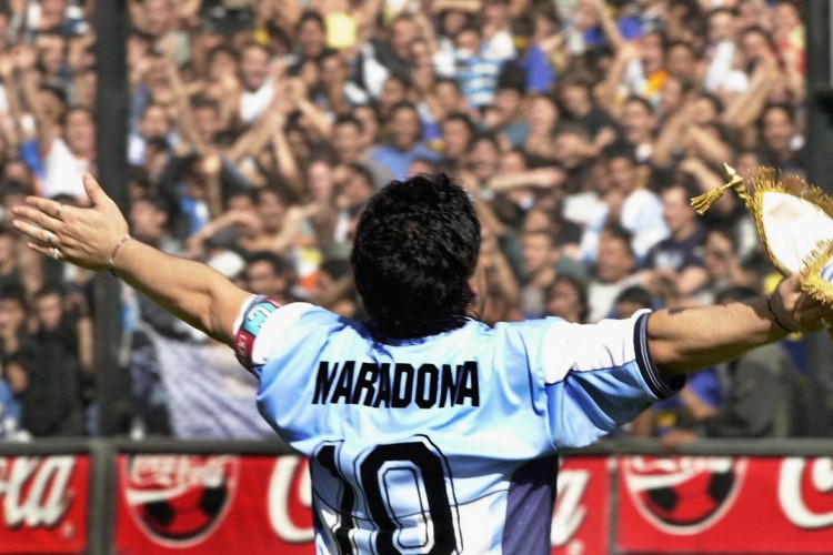 (ARQUIVOS) Nesta foto de arquivo tirada em 09 de novembro de 2001 O craque argentino Diego Maradona cumprimenta o público no estádio 