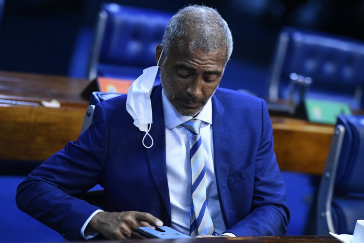 Romário, ex-jogador e atual senador da República, lamenta a morte do amigo Diego Maradona