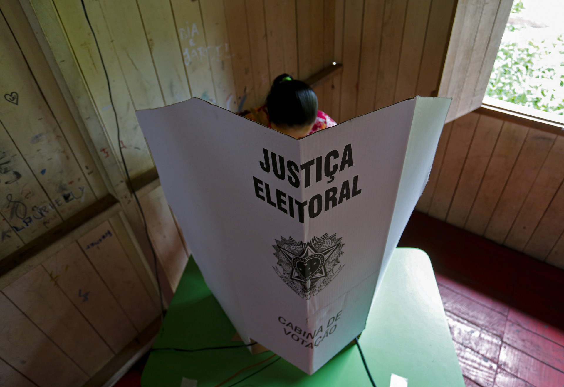 (ARQUIVOS) Nesta foto de arquivo, tirada em 15 de novembro de 2020, uma mulher vota em uma seção eleitoral em Igarapé Miri, no estado do Pará, durante o primeiro turno das eleições municipais em meio à nova pandemia de coronavírus. - O Brasil vota domingo no segundo turno das eleições municipais marcadas pela pandemia do coronavírus que dará uma prévia de como seus atores políticos estão em 2022, quando o presidente de extrema direita Jair Bolsonaro se candidata à reeleição. (Foto: TARSO SARRAF / AFP). (Foto: TARSO SARRAF / AFP)