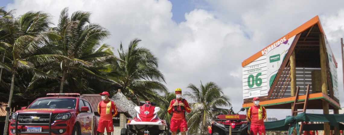 Além dos postos fixos, os guarda-vidas irão reforçar a vigilância com postos móveis. Na foto, entrega do primeiro lote de postos guarda-vidas da Praia do Futuro, que estão sendo revitalizados por meio de parceria público-privada entre a Unimed Fortaleza e o Corpo de Bombeiros.