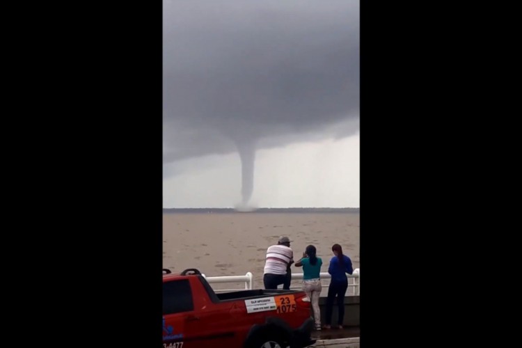 A recomendação é que as pessoas não se aproximem de trombas d'água, pelo potencial destrutivo do fenômeno.