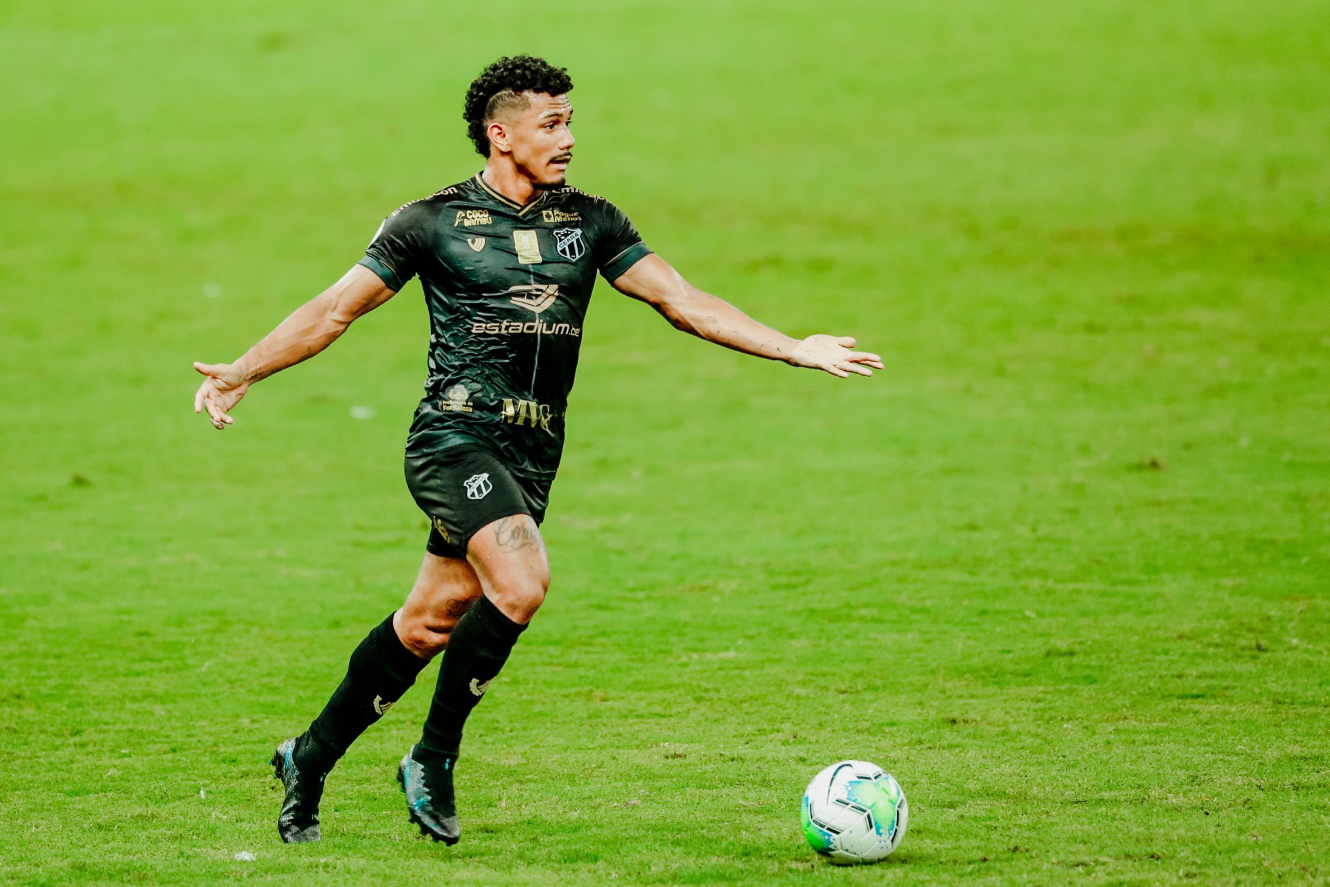 Fernando Sobral cobrou atenção dos jogadores nos 90 minutos do jogo (Foto: Julio Caesar/O POVO)