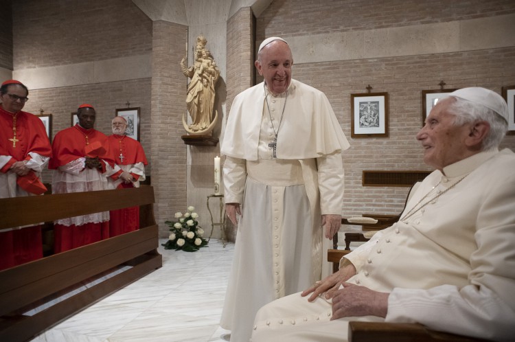 Papa Francisco e o papa Emérito Bento XVI se encontrando com novos cardeais após um consistório para criar 13 novos cardeais, em 28 de novembro de 2020 no Vaticano(Foto: AFP)