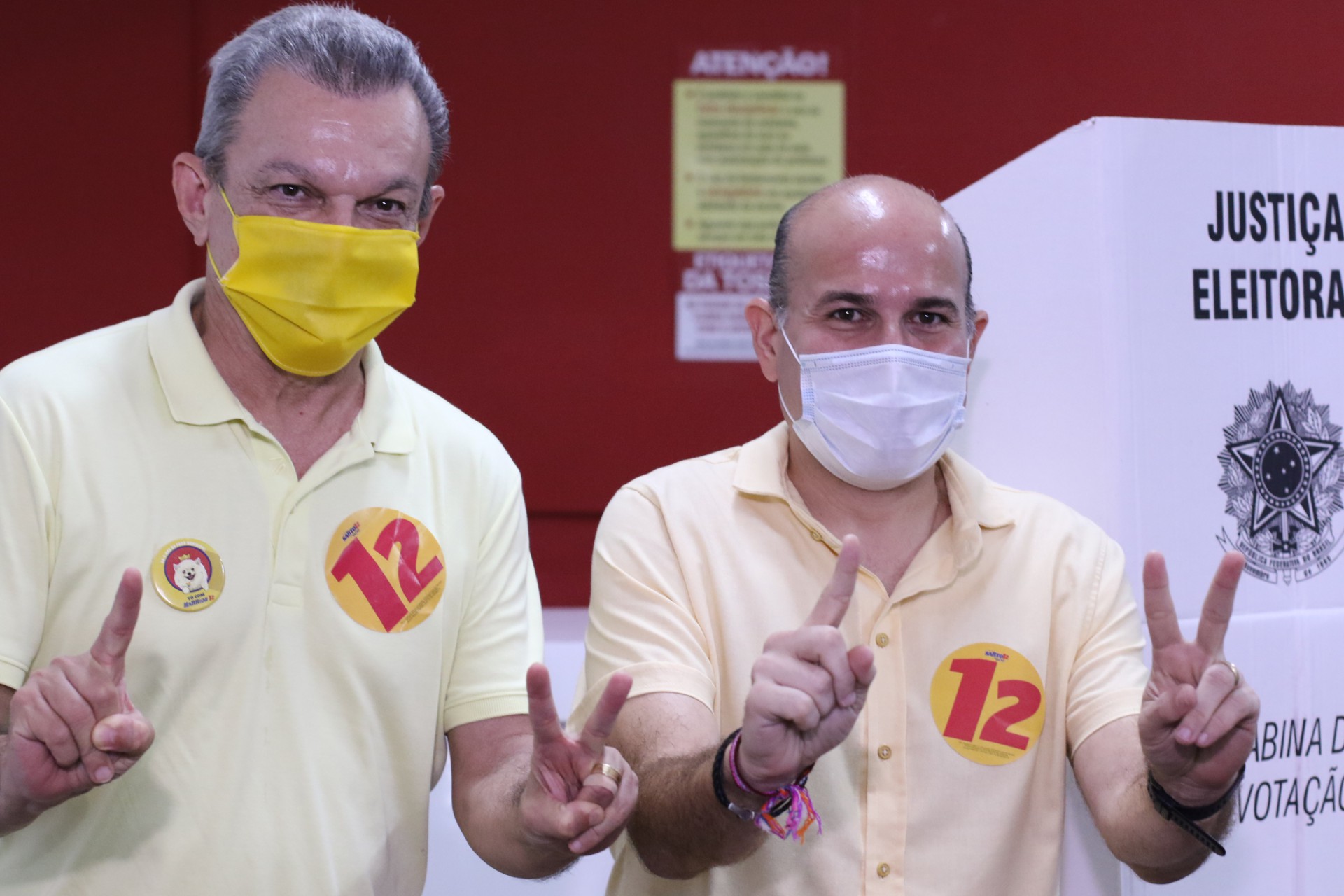 José Sarto e Roberto Claudio na votação (Foto: FÁBIO LIMA/O POVO)