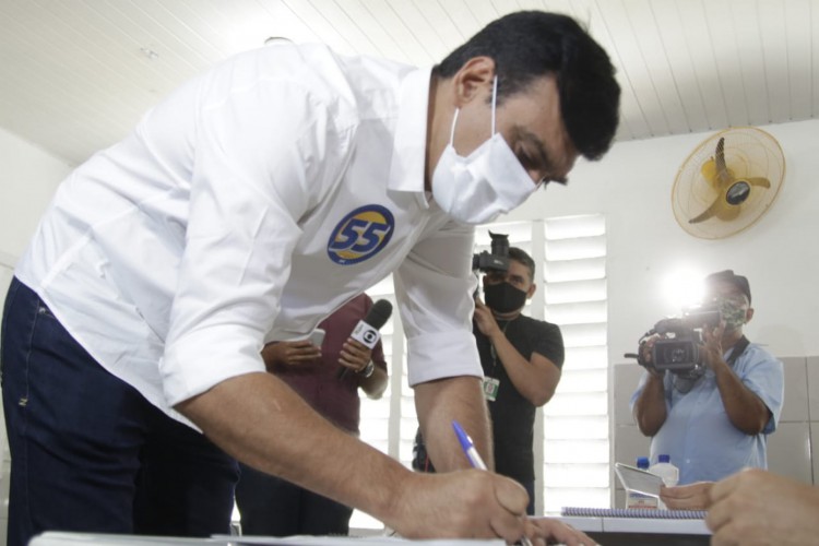 Naumi Amorim votou na manhã deste domingo, 29, na escola Danilo Dalmo ao lado de familiares e apoiadores