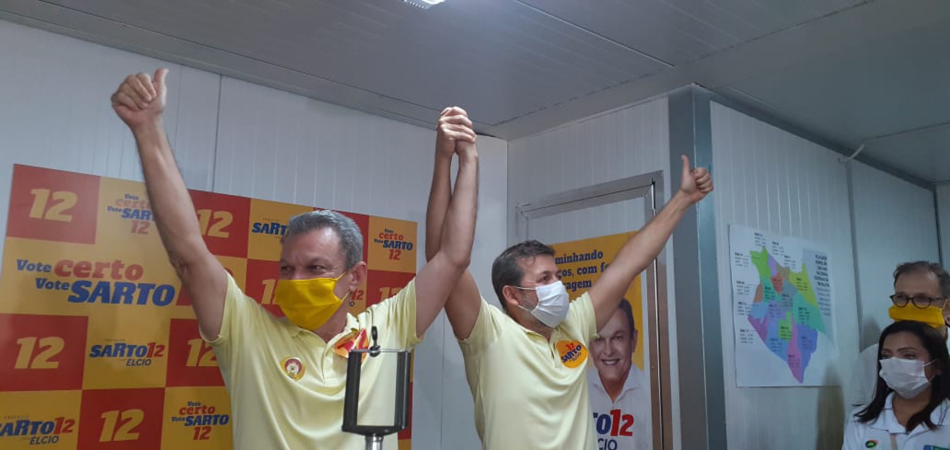Sarto e o vice eleito, Élcio Batista, comemoram vitória  (Foto: Ana Rute Ramires)