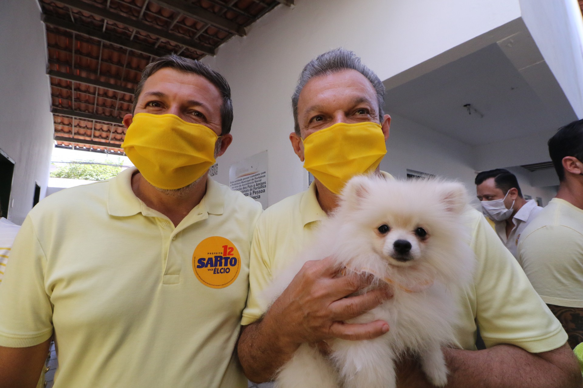 Sarto e o vice, Élcio Batista, posam com a cadela Marrion durante votação neste domingo, 29 (Foto: Fabio Lima)