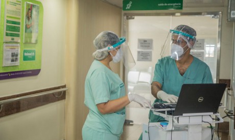 Um dos principais investimentos da Unimed Fortaleza foi a garantia da paramentação adequada para os profissionais de saúde 