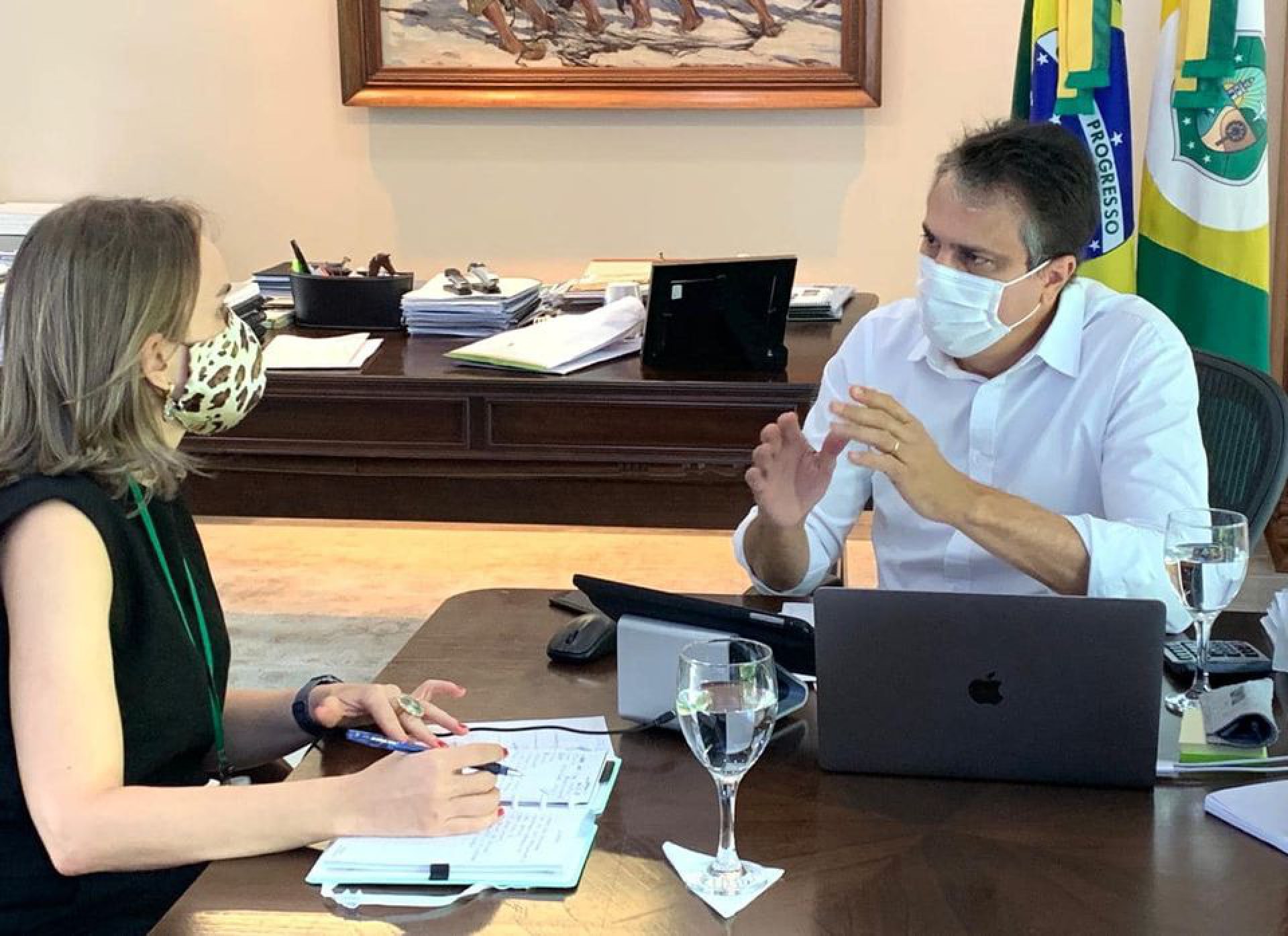 Em junho, o governador Camilo Santana e a secretária da Fazenda, Fernanda Pacobahyba, anunciaram 24 medidas tributárias para minimizar o impacto da pandemia na economia (Foto: Tiago Stile e Ascom Casa Civil )