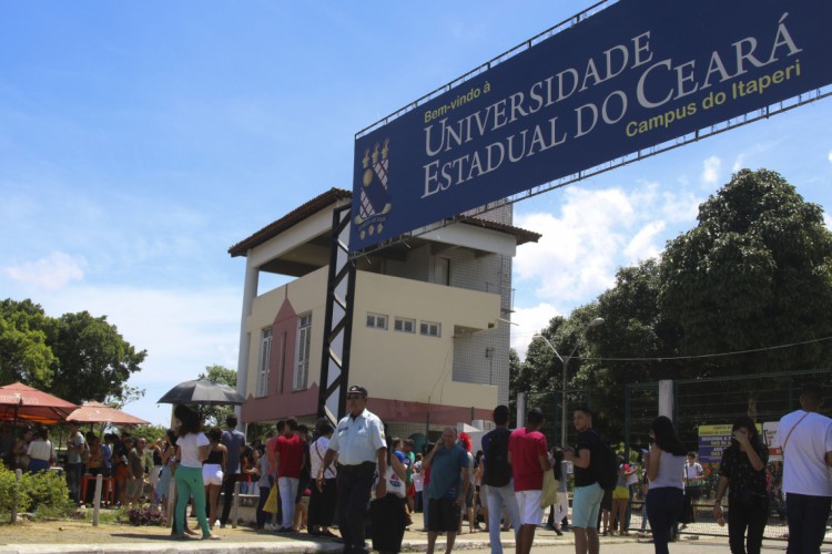 Entrada do campus da Uece no Itaperi, em Fortaleza. Vestibular come&ccedil;a neste domingo, 6