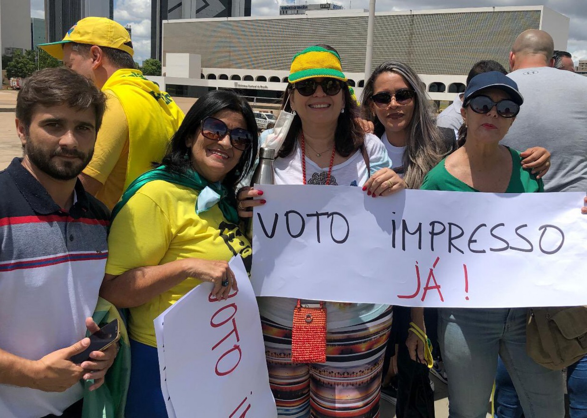 A deputada federal Bia Kicis discursou durante o evento e questionou a credibilidade da urna eletrônica, embora não tenha apresentado evidências de fraude nas eleições brasileiras.