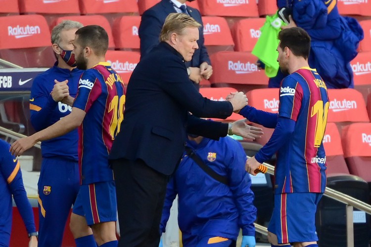 Ronald Koeman conversa com Messi durante jogo do Barcelona na Champions League