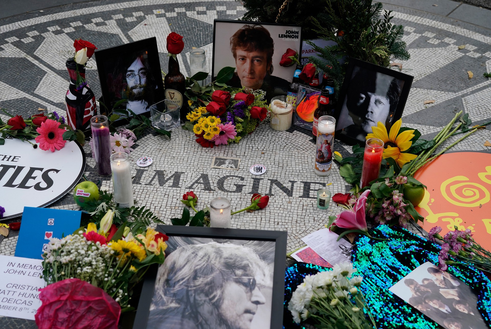 Nova York em 8 de dezembro de 2020. Pessoas colocam velas enquanto os enlutados se reúnem no 40º aniversário da morte de John Lennon, em Strawberry Fields, no Central Park para homenagear a estrela dos Beatles. (Foto de TIMOTHY A. CLARY / AFP) (Foto: TIMOTHY A. CLARY / AFP)