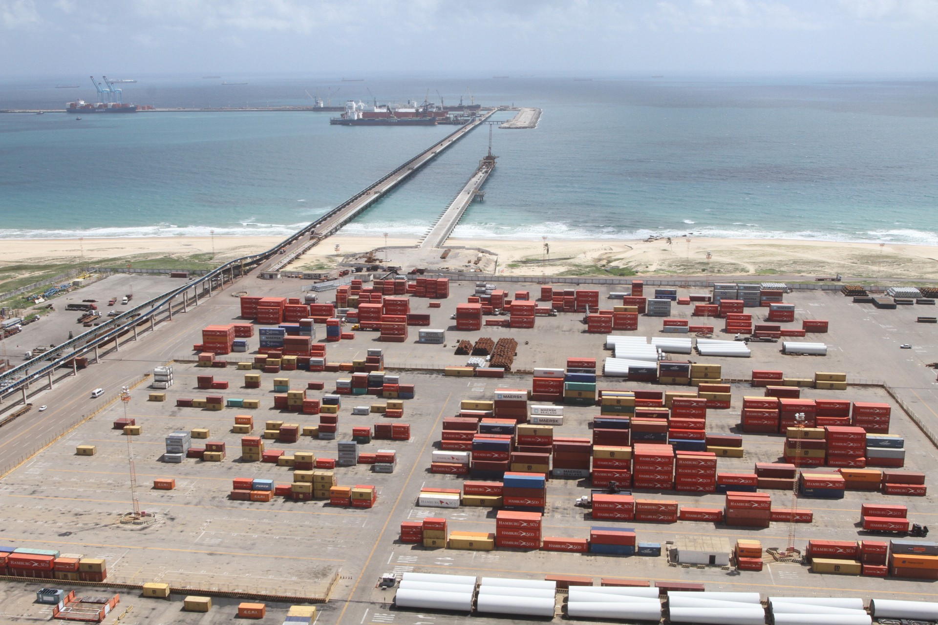 Vista geral de containers e área portuária do Pecém (Foto: Evilázio Bezerra/22-02-2017)