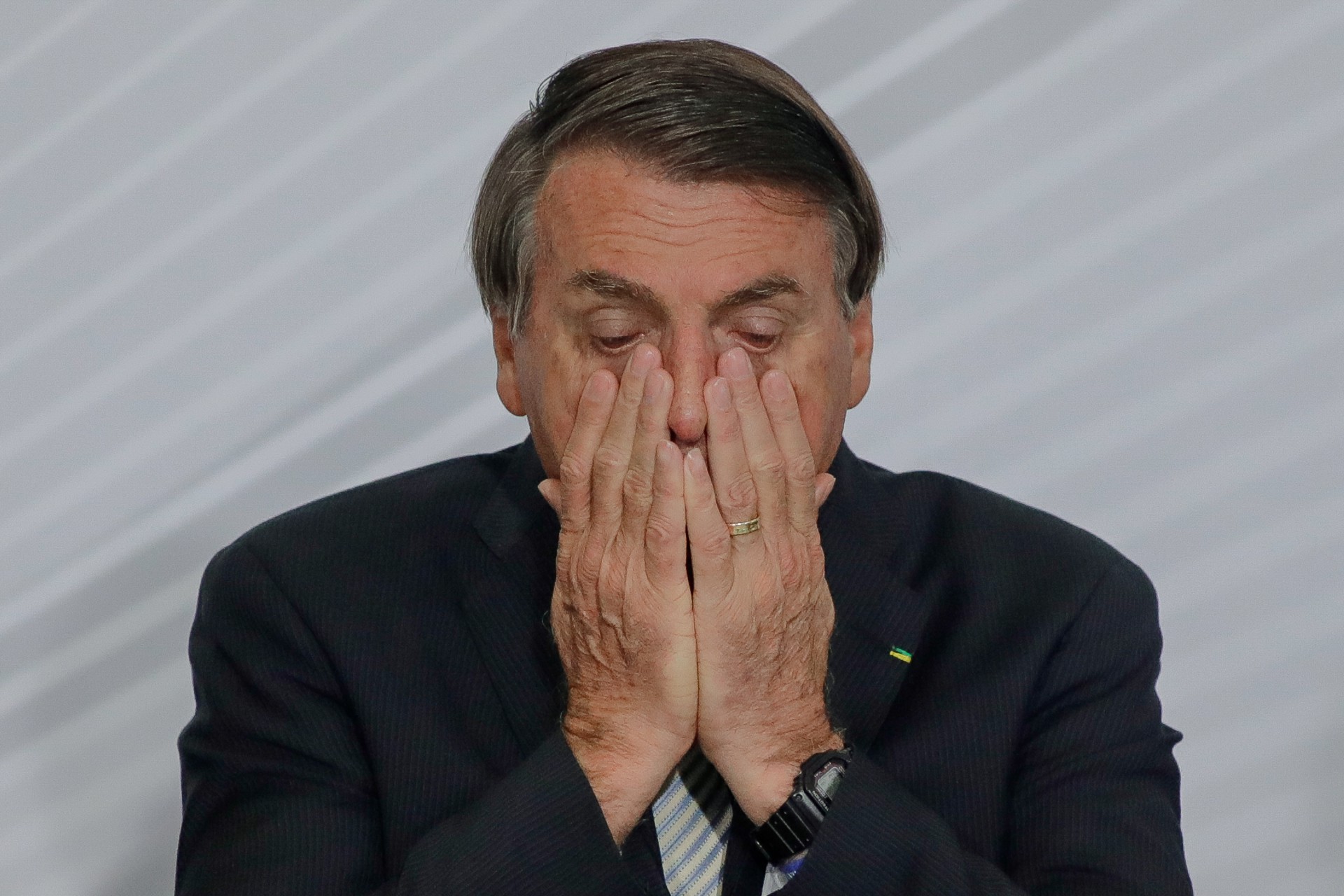 No primeiro dia de trabalho em Brasília, a declaração do presidente Jair Bolsonaro sobre a situação do País causou enorme estrago na imagem e repercutiu por muitos dias. Ele afirmou a apoiadores que o Brasil está 