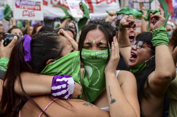 A Câmara dos Deputados da Argentina aprovou ontem um projeto de lei para legalizar o aborto.(Foto: RONALDO SCHEMIDT / AFP)